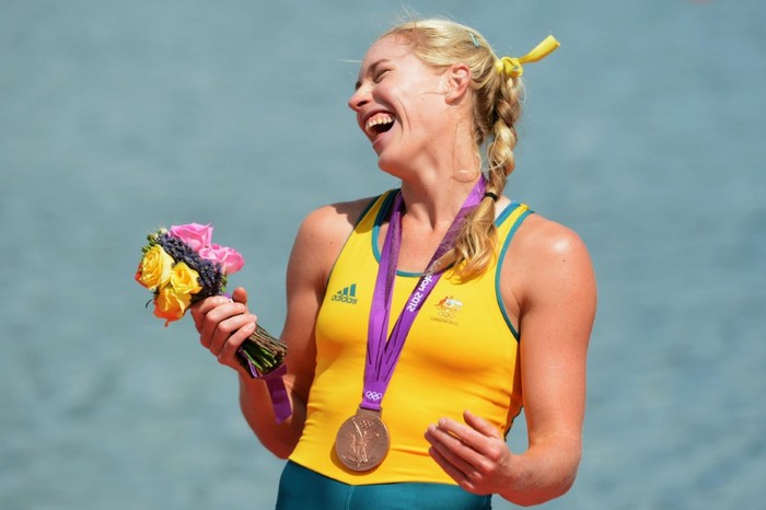 Một VĐV đua thuyền của Úc cười hớn hở khi giành HCĐ.